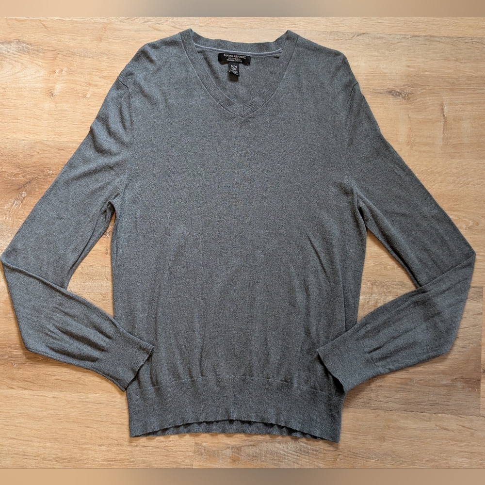 Banana Republic Luxury Blend Gray VNeck Sweater Lightweight Slik & Cashmere Knit